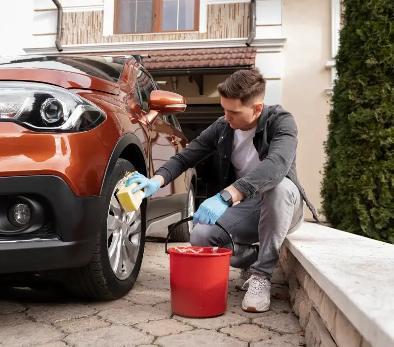 Lavage auto à domicile Canet-de-Salars : professionnel intervenant sur un véhicule